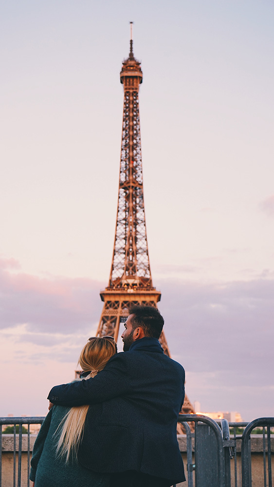 eiffel-tower-couple